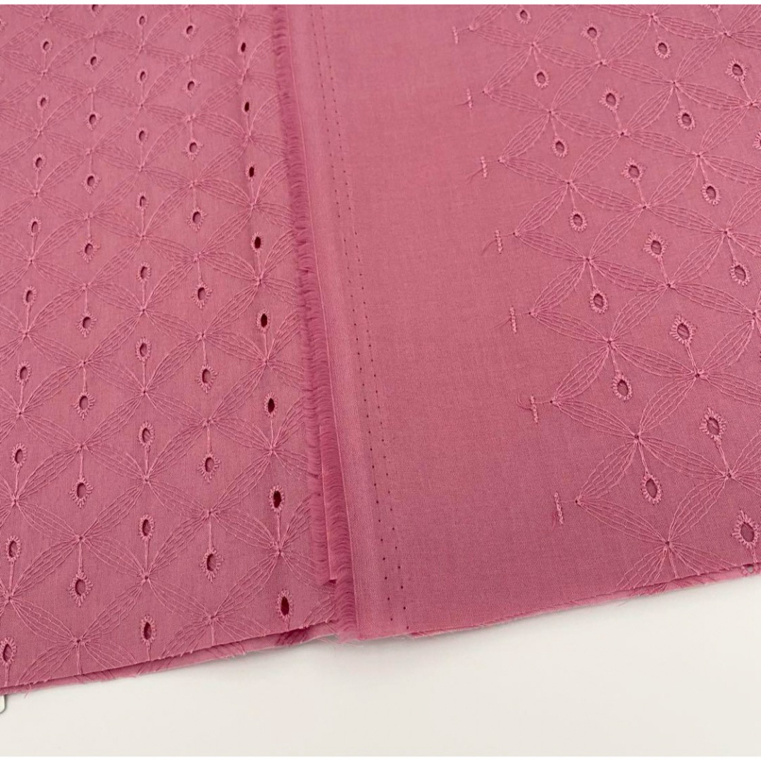 コットン 刺繍レース 模様 ピンク 97cm×50cm 新品未使用 ハンドメイドの素材/材料(生地/糸)の商品写真