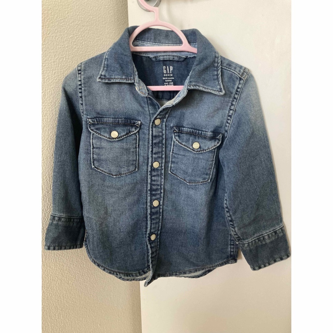 GAP(ギャップ)のGAP  デニムシャツ　90 キッズ/ベビー/マタニティのキッズ服女の子用(90cm~)(Tシャツ/カットソー)の商品写真