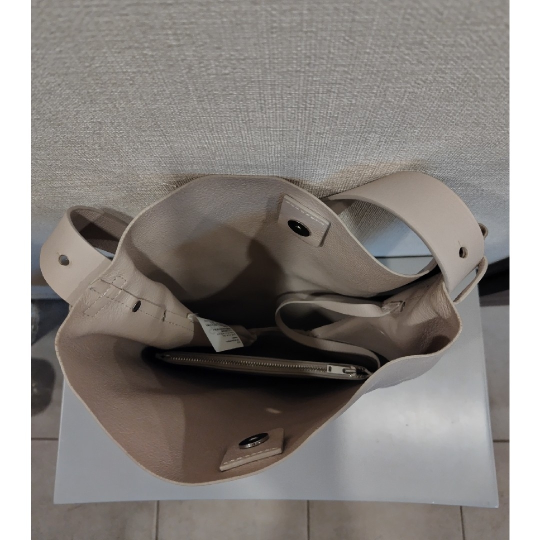 COS(コス)のCOS leather mini bag ライトベージュ レディースのバッグ(ショルダーバッグ)の商品写真