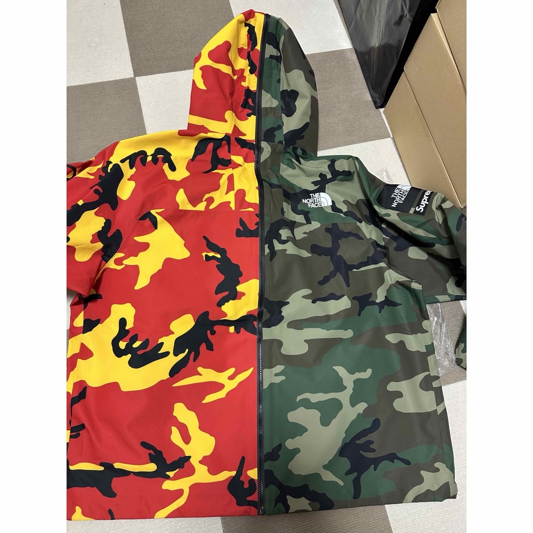 Supreme(シュプリーム)のSupreme x The North Face Split Taped XXL メンズのジャケット/アウター(その他)の商品写真