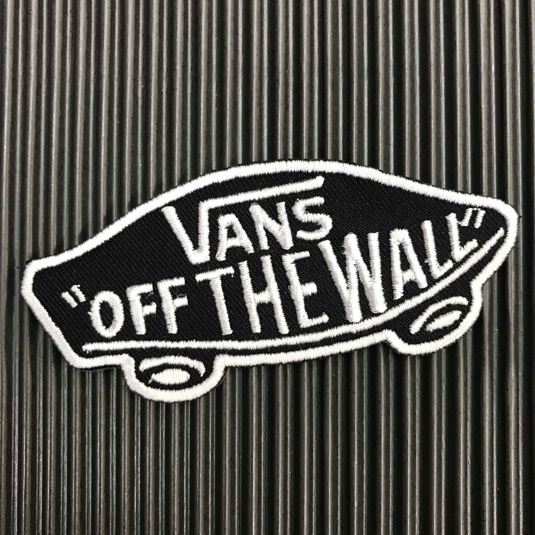 VANS(ヴァンズ)の黒×白 VANS OFF THE WALL バンズ ロゴ アイロンワッペン 85 自動車/バイクのバイク(装備/装具)の商品写真