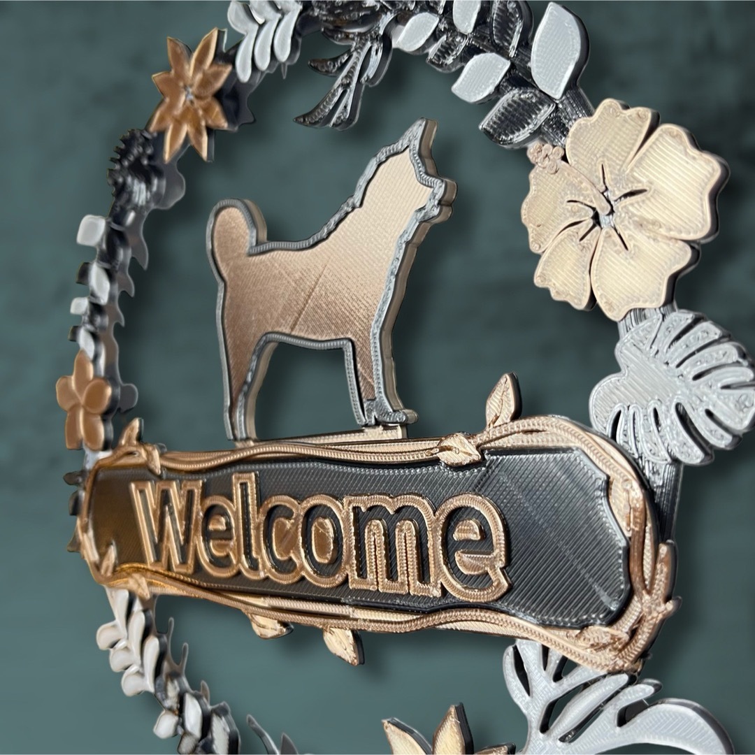 秋田犬 ウェルカムボード　壁掛けタイプ　ドアプレート　メタルカラー インテリア/住まい/日用品のインテリア小物(ウェルカムボード)の商品写真