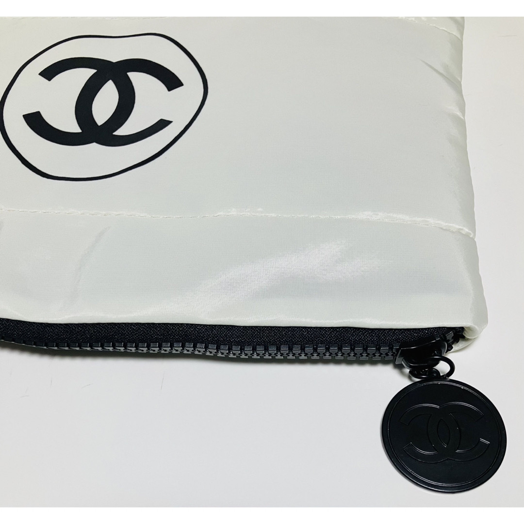 CHANEL(シャネル)のCHANEL ノベルティ　ポーチ　ホワイト レディースのファッション小物(ポーチ)の商品写真