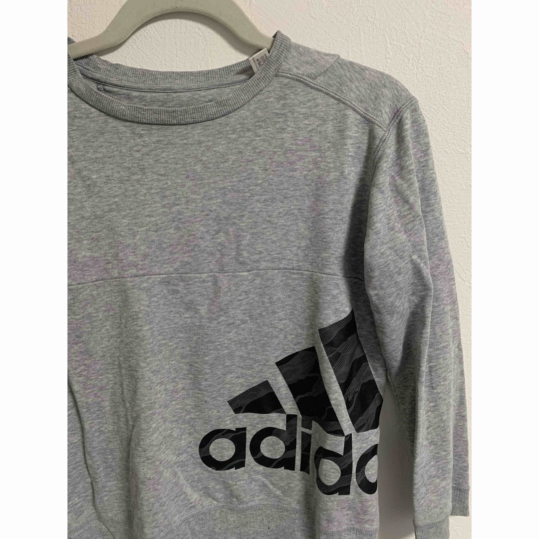 adidas(アディダス)のキッズ　トレーナー　グレー　adidas 130 男の子 キッズ/ベビー/マタニティのキッズ服男の子用(90cm~)(Tシャツ/カットソー)の商品写真