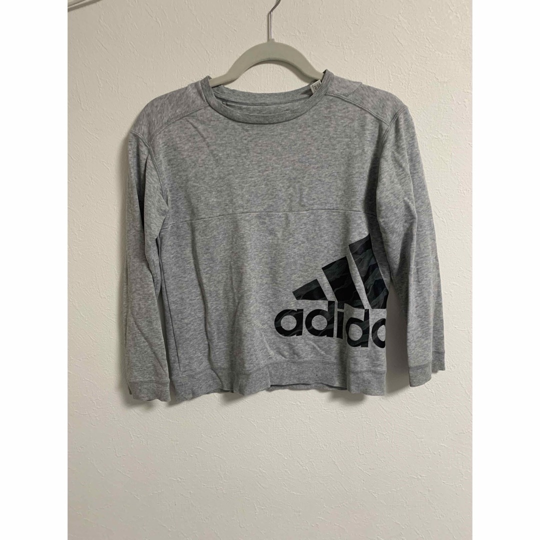 adidas(アディダス)のキッズ　トレーナー　グレー　adidas 130 男の子 キッズ/ベビー/マタニティのキッズ服男の子用(90cm~)(Tシャツ/カットソー)の商品写真