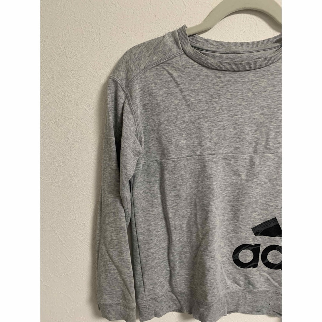 adidas(アディダス)のキッズ　トレーナー　グレー　adidas 130 男の子 キッズ/ベビー/マタニティのキッズ服男の子用(90cm~)(Tシャツ/カットソー)の商品写真