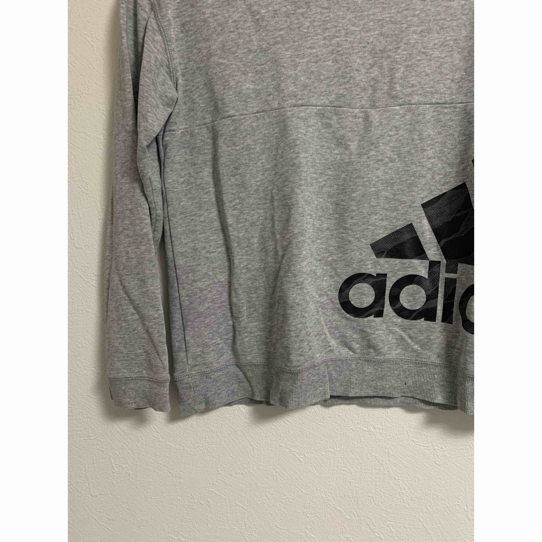 adidas(アディダス)のキッズ　トレーナー　グレー　adidas 130 男の子 キッズ/ベビー/マタニティのキッズ服男の子用(90cm~)(Tシャツ/カットソー)の商品写真