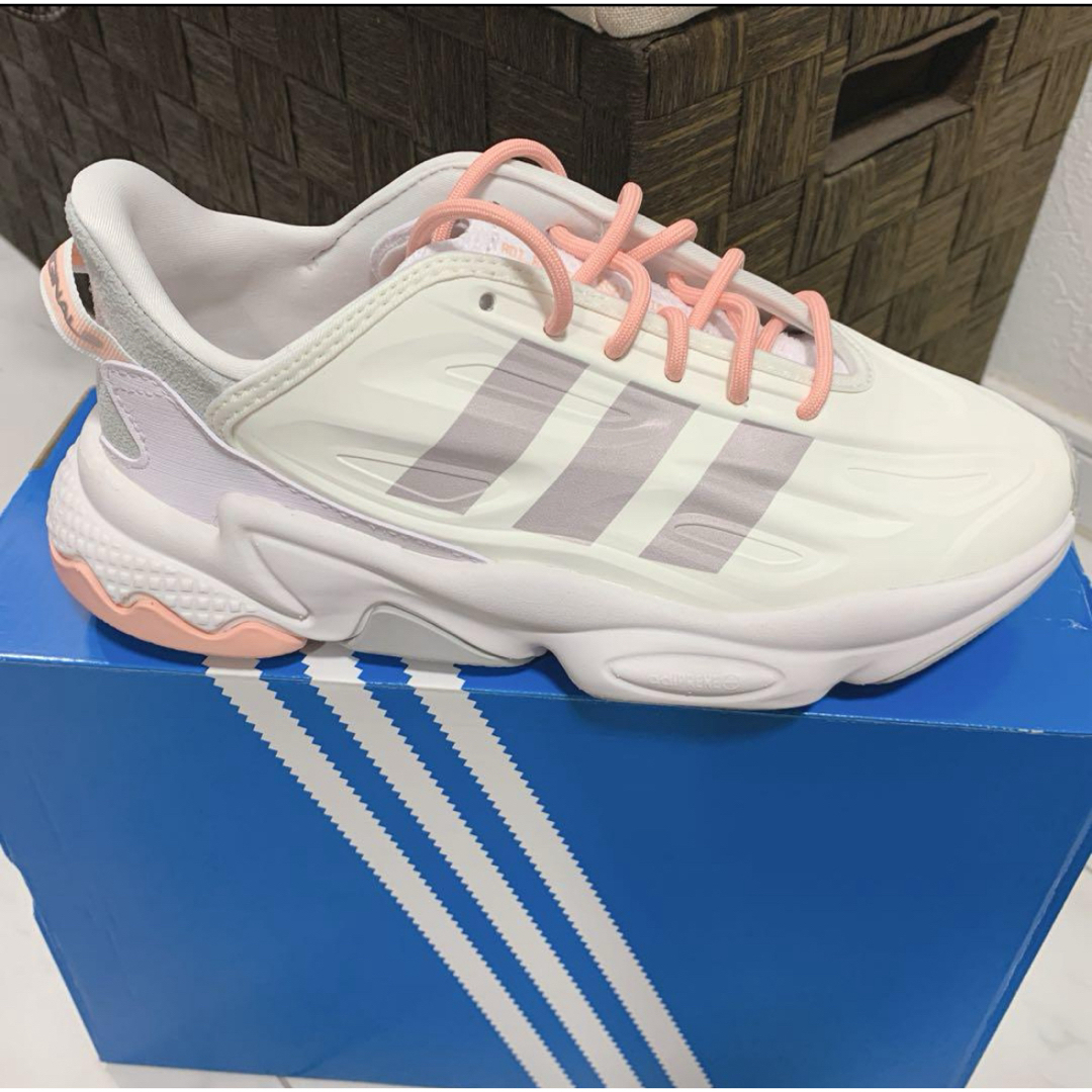 adidas(アディダス)の【新品★未使用】オズウィーゴ Celox [OZWEEGO Celox] レディースの靴/シューズ(スニーカー)の商品写真