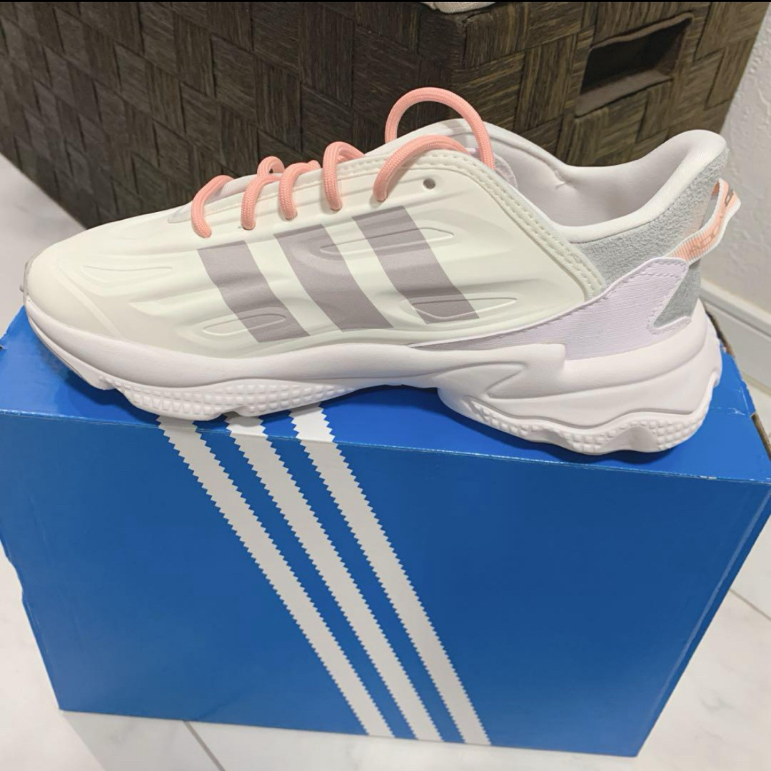 adidas(アディダス)の【新品★未使用】オズウィーゴ Celox [OZWEEGO Celox] レディースの靴/シューズ(スニーカー)の商品写真