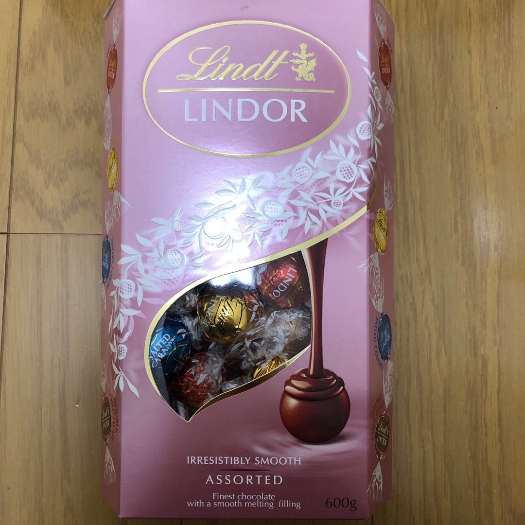 Lindt(リンツ)のリンツリンドール ピンクアソート 16個 食品/飲料/酒の食品(菓子/デザート)の商品写真