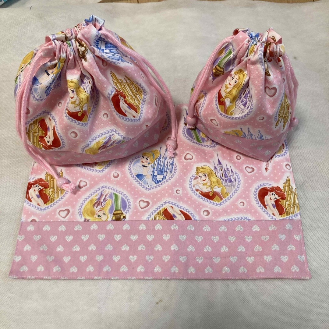 Disney(ディズニー)のプリンセス お弁当袋、コップ袋ランチョンマットセット ピンク系　ハート キッズ/ベビー/マタニティのこども用バッグ(ランチボックス巾着)の商品写真