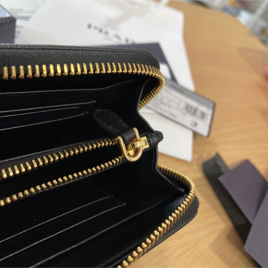 PRADA(プラダ)の新品　プラダ  PRADA レザー 黒 ラウンドファスナー 男女兼用　財布 レディースのファッション小物(財布)の商品写真