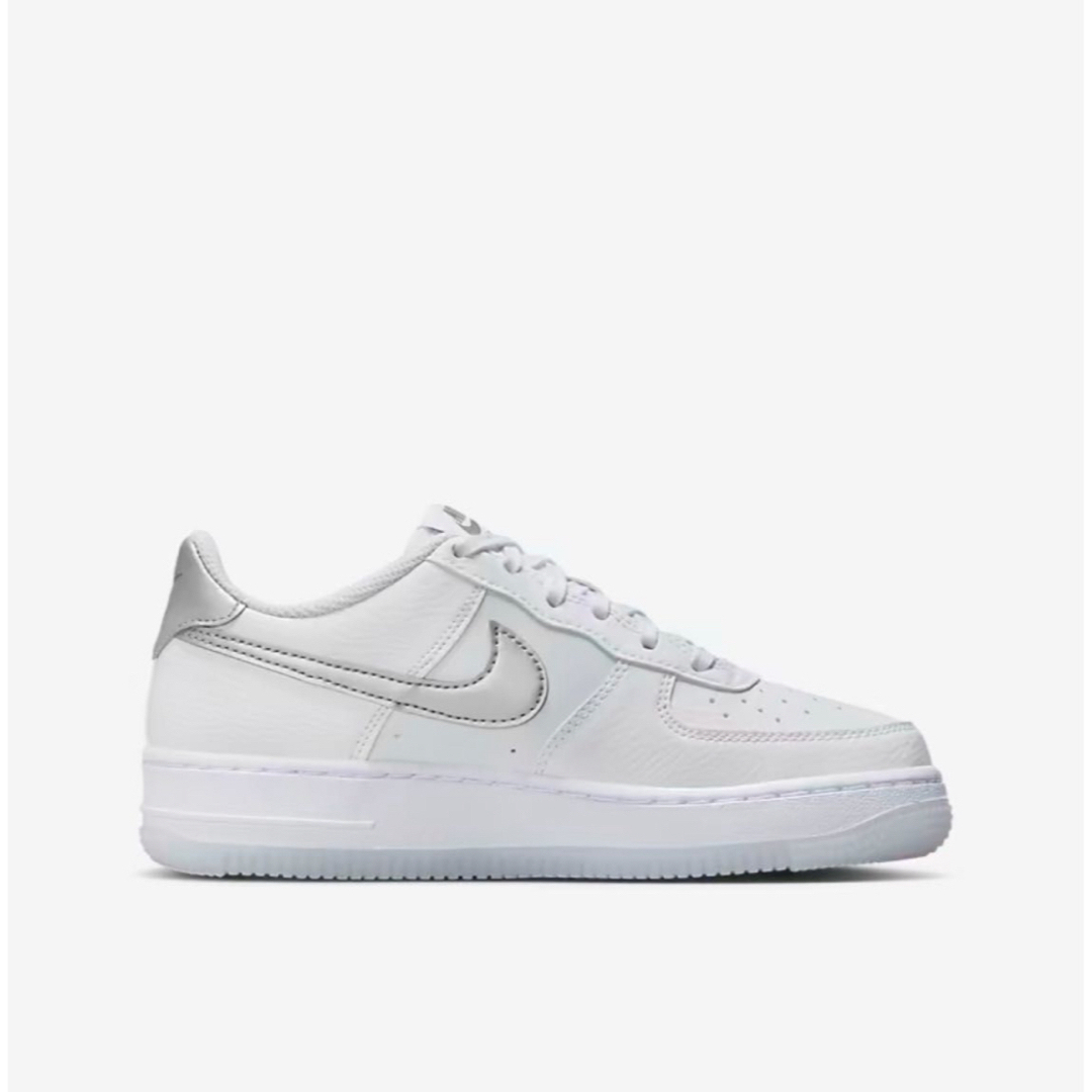 NIKE(ナイキ)の訳アリ特別価格【新品】NIKE GS AIR FORCE1　シルバー　ホワイト レディースの靴/シューズ(スニーカー)の商品写真