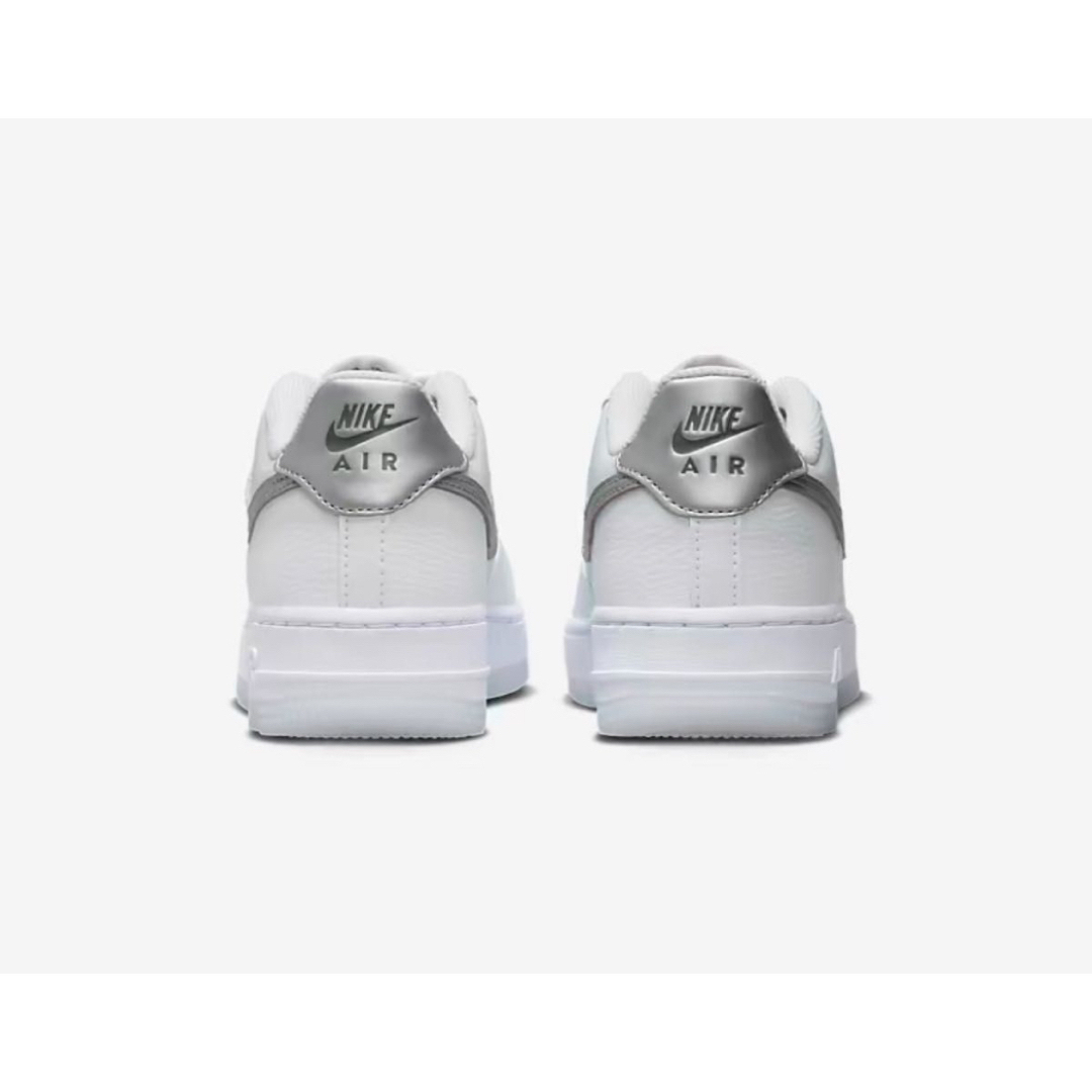 NIKE(ナイキ)の訳アリ特別価格【新品】NIKE GS AIR FORCE1　シルバー　ホワイト レディースの靴/シューズ(スニーカー)の商品写真