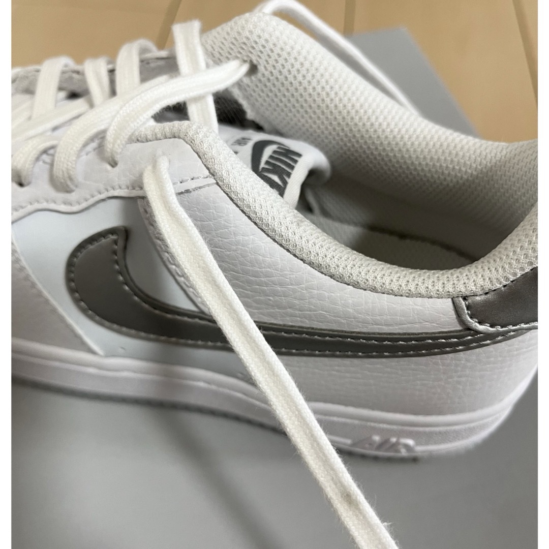 NIKE(ナイキ)の訳アリ特別価格【新品】NIKE GS AIR FORCE1　シルバー　ホワイト レディースの靴/シューズ(スニーカー)の商品写真