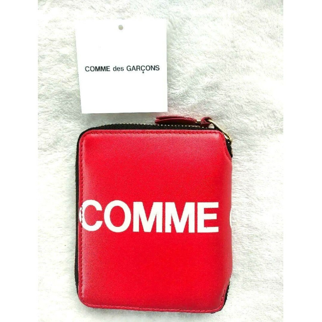 COMME des GARCONS(コムデギャルソン)のCOMME des GARCONS ヒュージロゴ 二つ折り財布 赤 レディースのファッション小物(財布)の商品写真