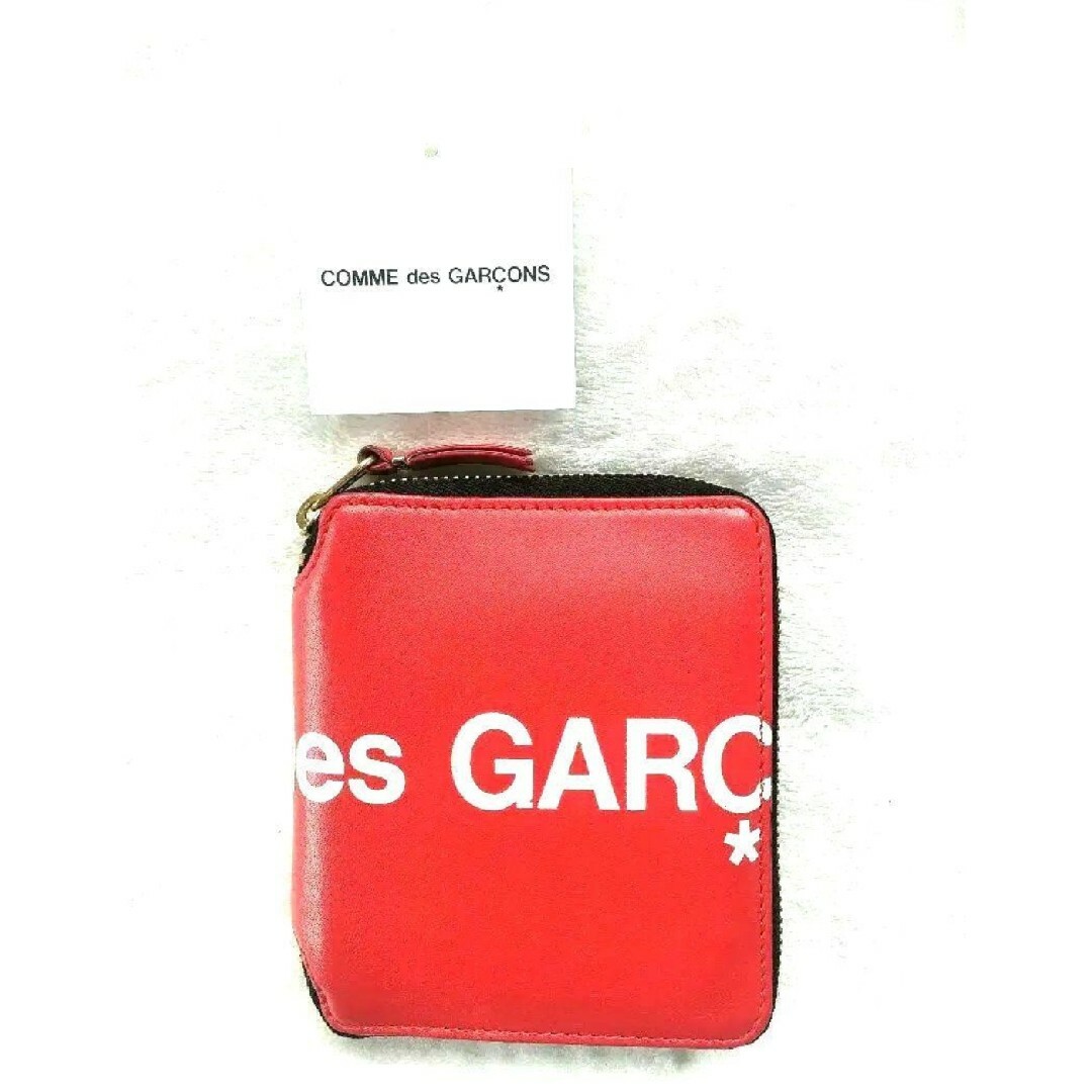 COMME des GARCONS(コムデギャルソン)のCOMME des GARCONS ヒュージロゴ 二つ折り財布 赤 レディースのファッション小物(財布)の商品写真