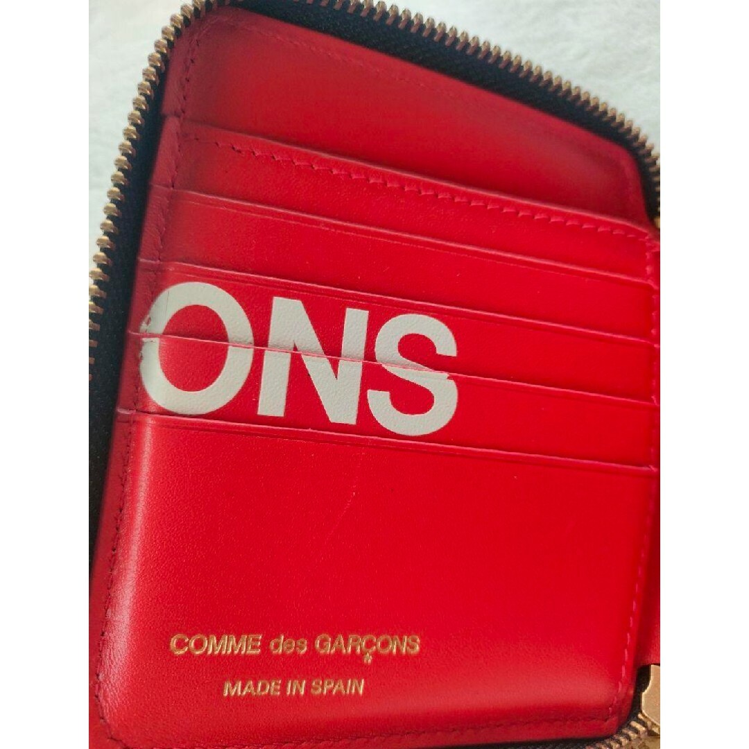 COMME des GARCONS(コムデギャルソン)のCOMME des GARCONS ヒュージロゴ 二つ折り財布 赤 レディースのファッション小物(財布)の商品写真