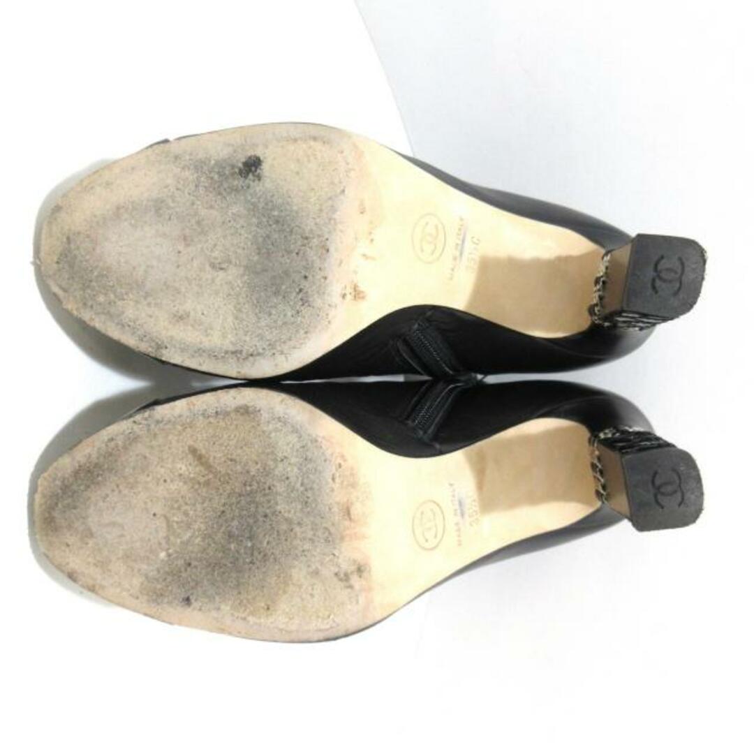 CHANEL(シャネル)のCHANEL(シャネル) ショートブーツ 35　1/2　C レディース ココマーク G35400 黒 マトラッセ/シルバー金具/チェーン レザー×エナメル（レザー） レディースの靴/シューズ(ブーツ)の商品写真