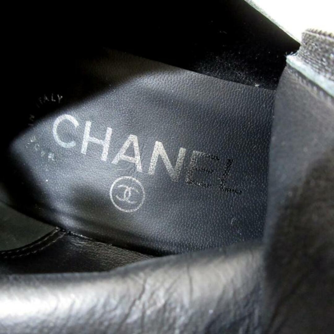 CHANEL(シャネル)のCHANEL(シャネル) ショートブーツ 35　1/2　C レディース ココマーク G35400 黒 マトラッセ/シルバー金具/チェーン レザー×エナメル（レザー） レディースの靴/シューズ(ブーツ)の商品写真