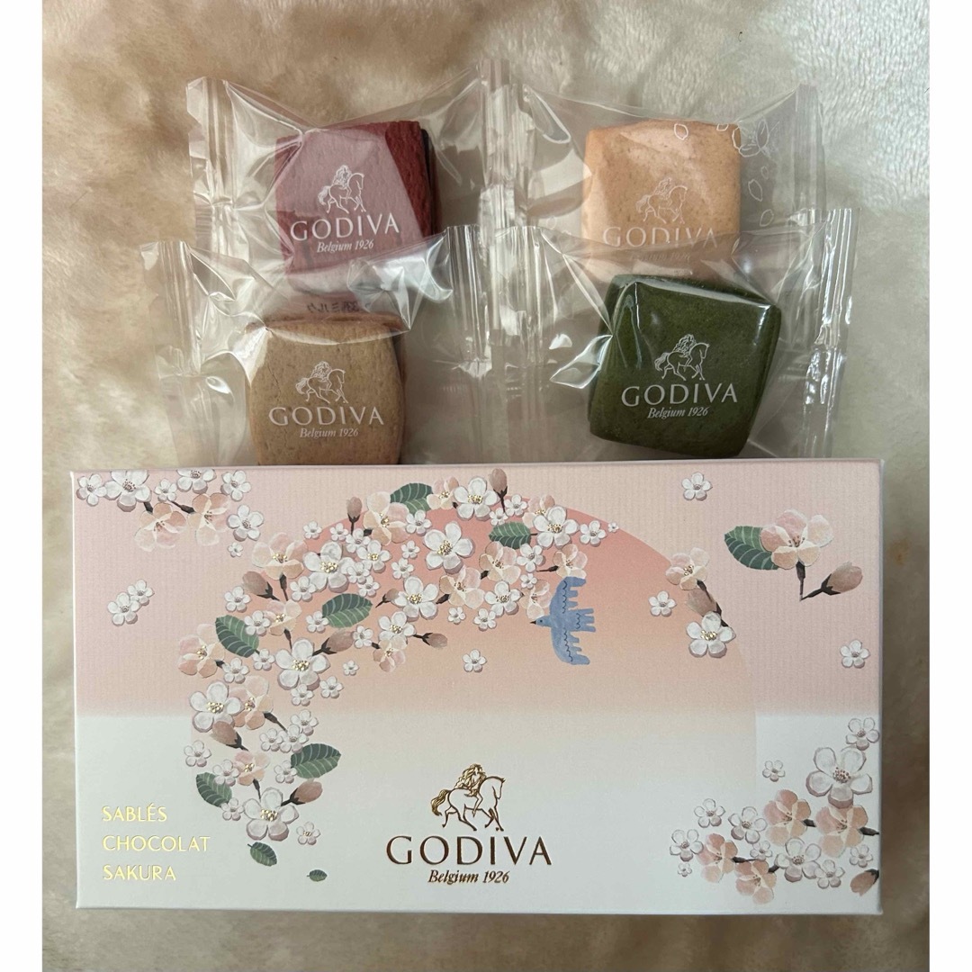 GODIVA(ゴディバ)のGODIVA サブレショコラ　桜　4個 食品/飲料/酒の食品(菓子/デザート)の商品写真