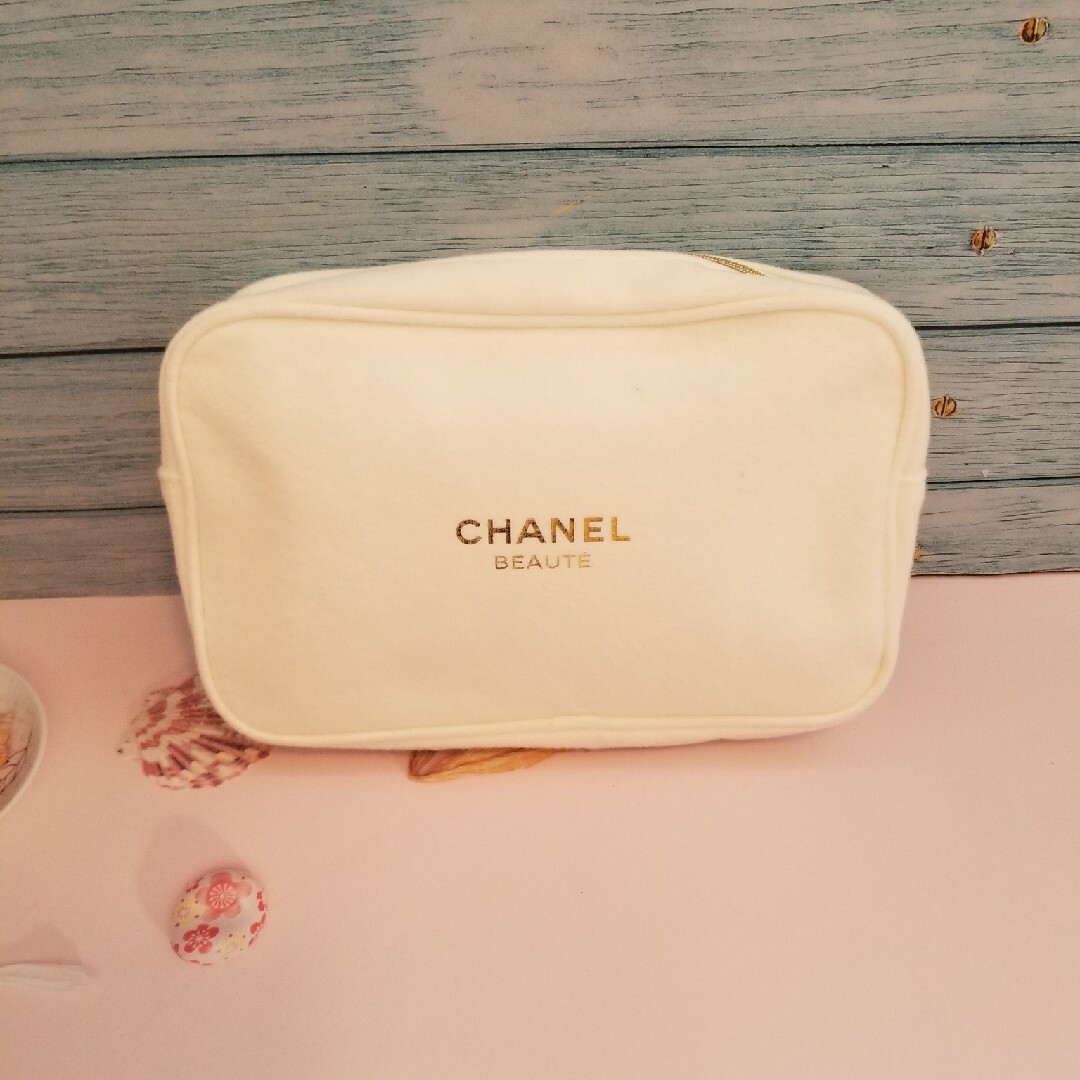 CHANEL(シャネル)の【新品】シャネル ポーチ ノベルティ ホワイト ゴールド 2023 限定 レディースのファッション小物(ポーチ)の商品写真