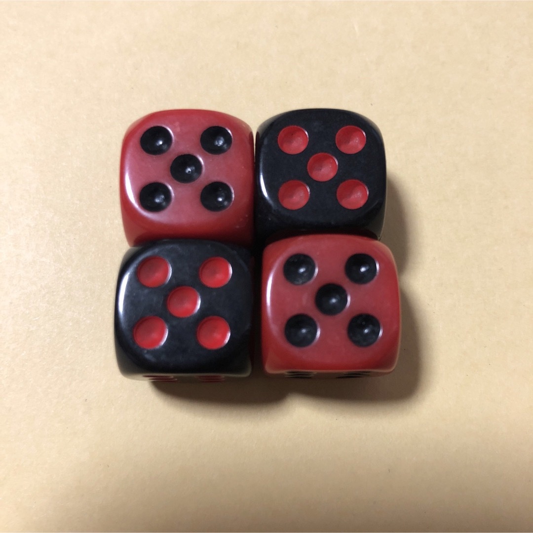 ダイス（サイコロ）赤黒　4個セット エンタメ/ホビーのテーブルゲーム/ホビー(オセロ/チェス)の商品写真