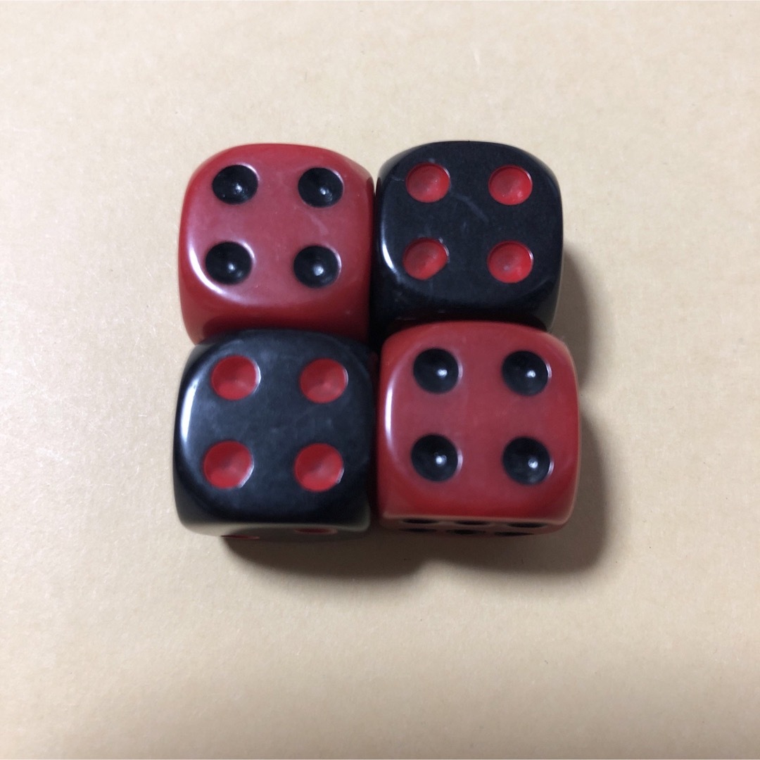 ダイス（サイコロ）赤黒　4個セット エンタメ/ホビーのテーブルゲーム/ホビー(オセロ/チェス)の商品写真