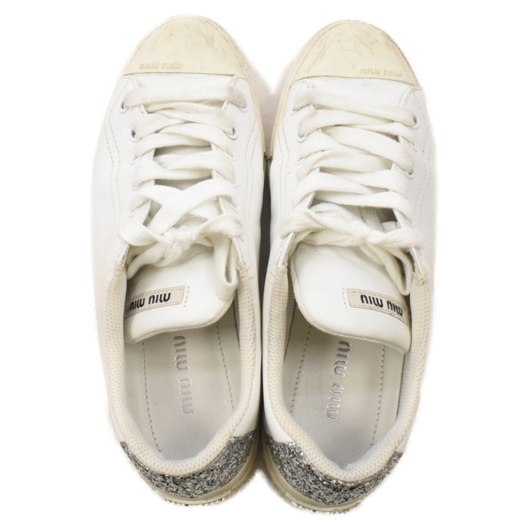 miumiu(ミュウミュウ)のmiumiu ミュウミュウ グリッターラメレザーローカットスニーカー ミュウミュウ 5E927B ホワイト レディース メンズの靴/シューズ(スニーカー)の商品写真