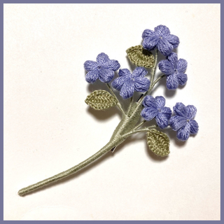 ウェッジウッドブルーのお花のブローチ(コサージュ/ブローチ)