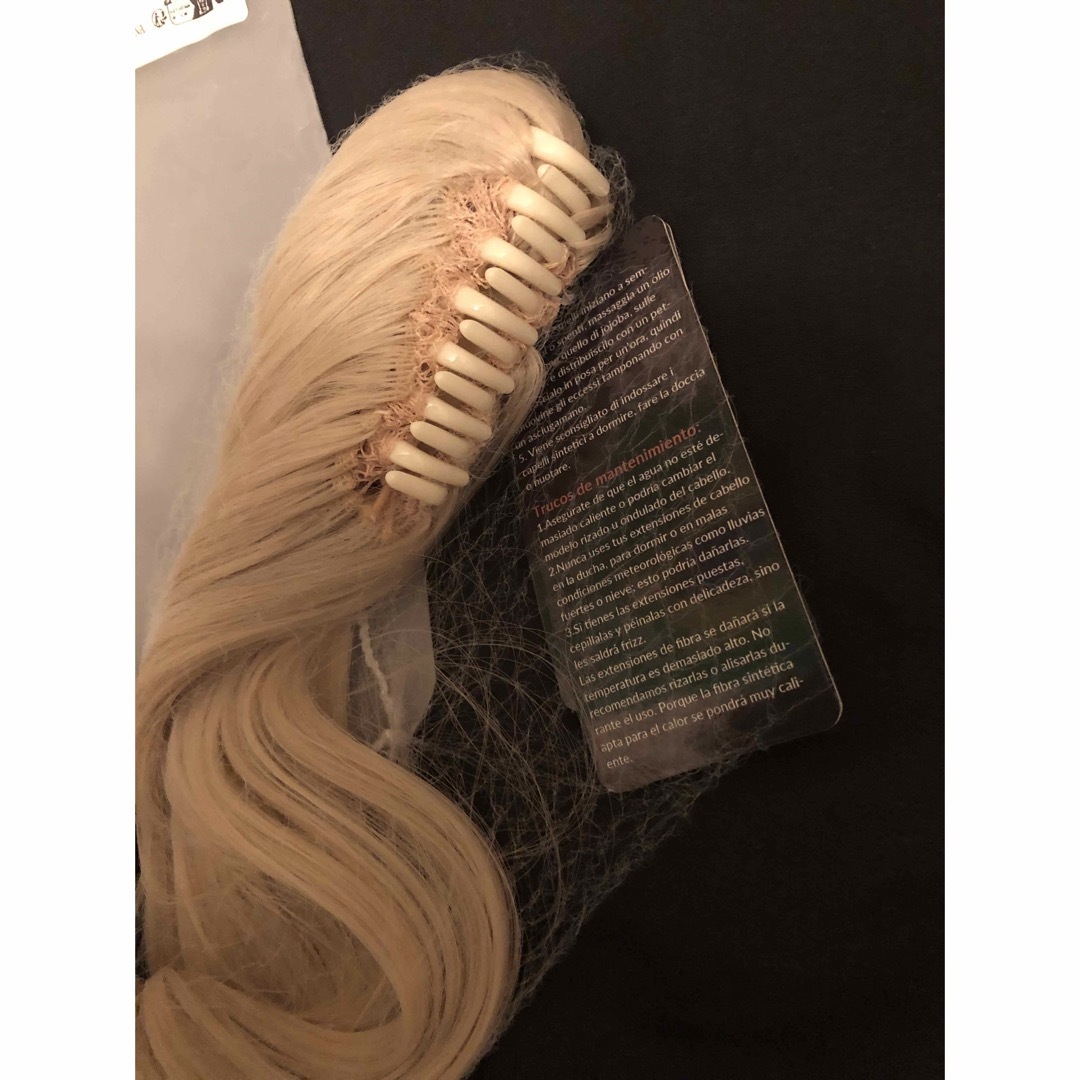 ✨特価✨【新品✨未使用】クリップ式 部分ウィッグ カール 金髪 レディースのヘアアクセサリー(その他)の商品写真