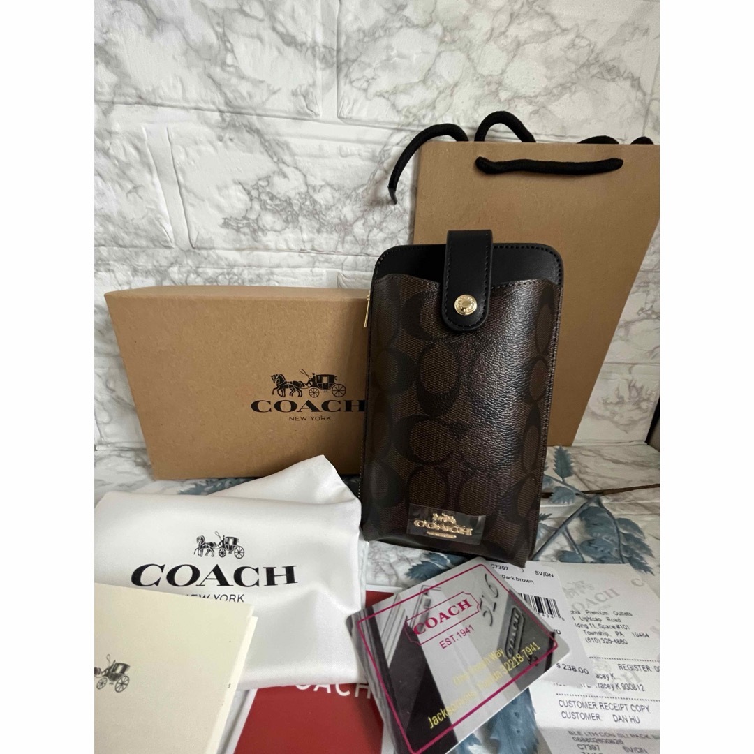 COACH(コーチ)のCOACH スマホショルダーバッグ ブラック×ブラウンシグネチャー新品未使用 レディースのバッグ(ショルダーバッグ)の商品写真