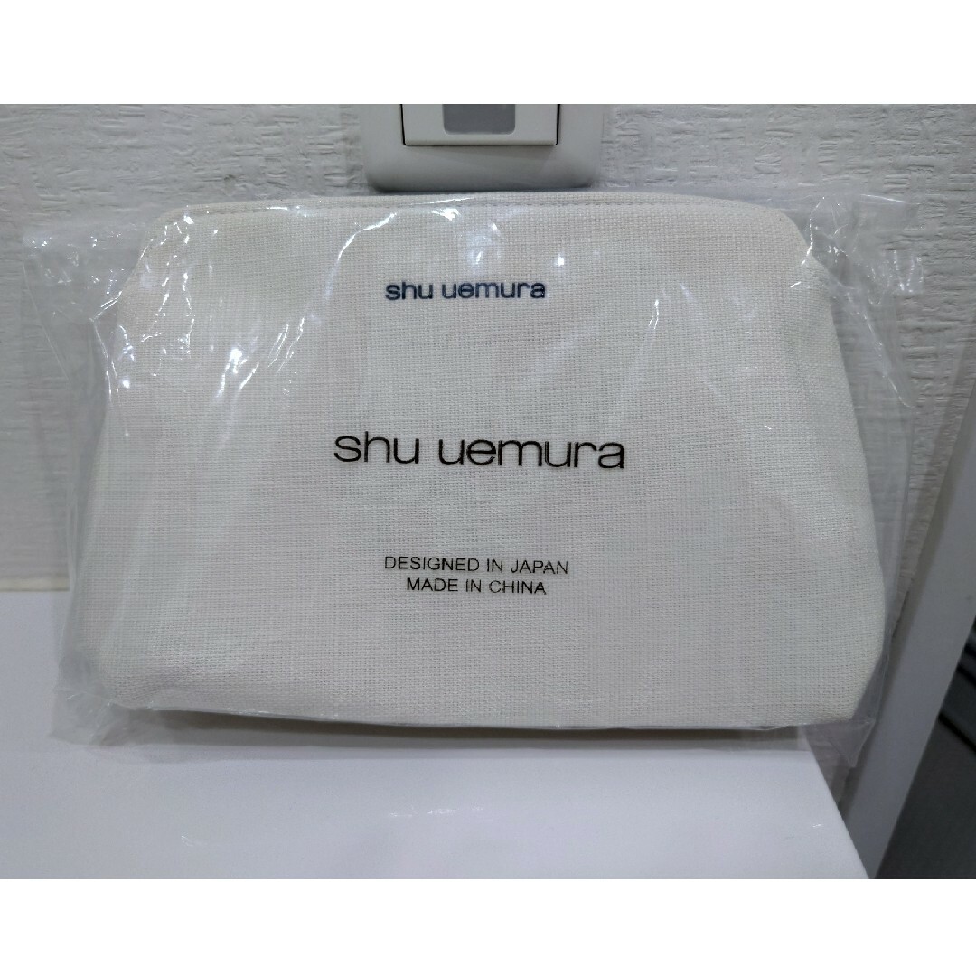 shu uemura(シュウウエムラ)の【新品未開封】非売品　シュウウエムラ ノベルティ　ポーチ エンタメ/ホビーのコレクション(ノベルティグッズ)の商品写真