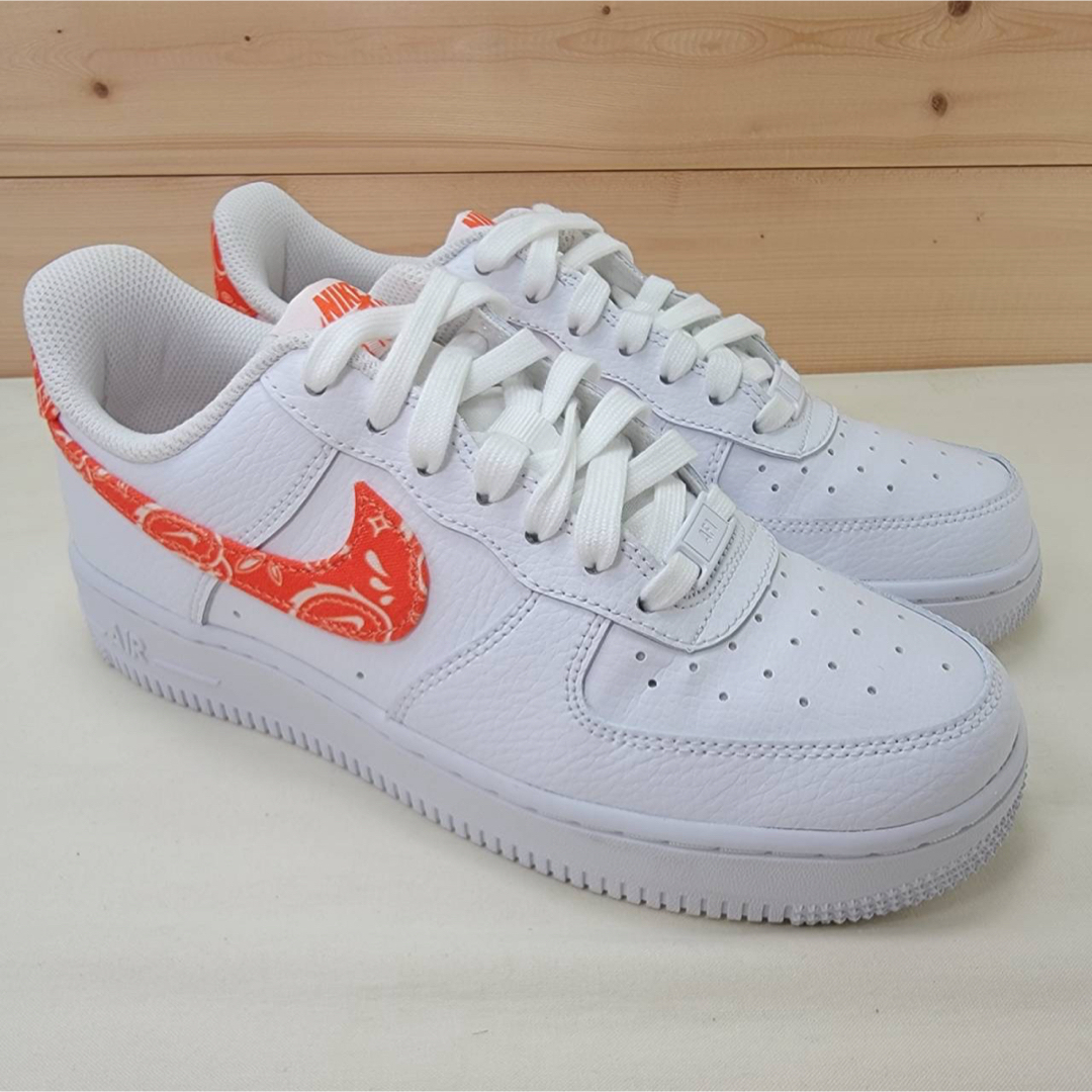 NIKE(ナイキ)のナイキ ウィメンズ エアフォース1 ロー '07 ESS  24㎝ レディースの靴/シューズ(スニーカー)の商品写真