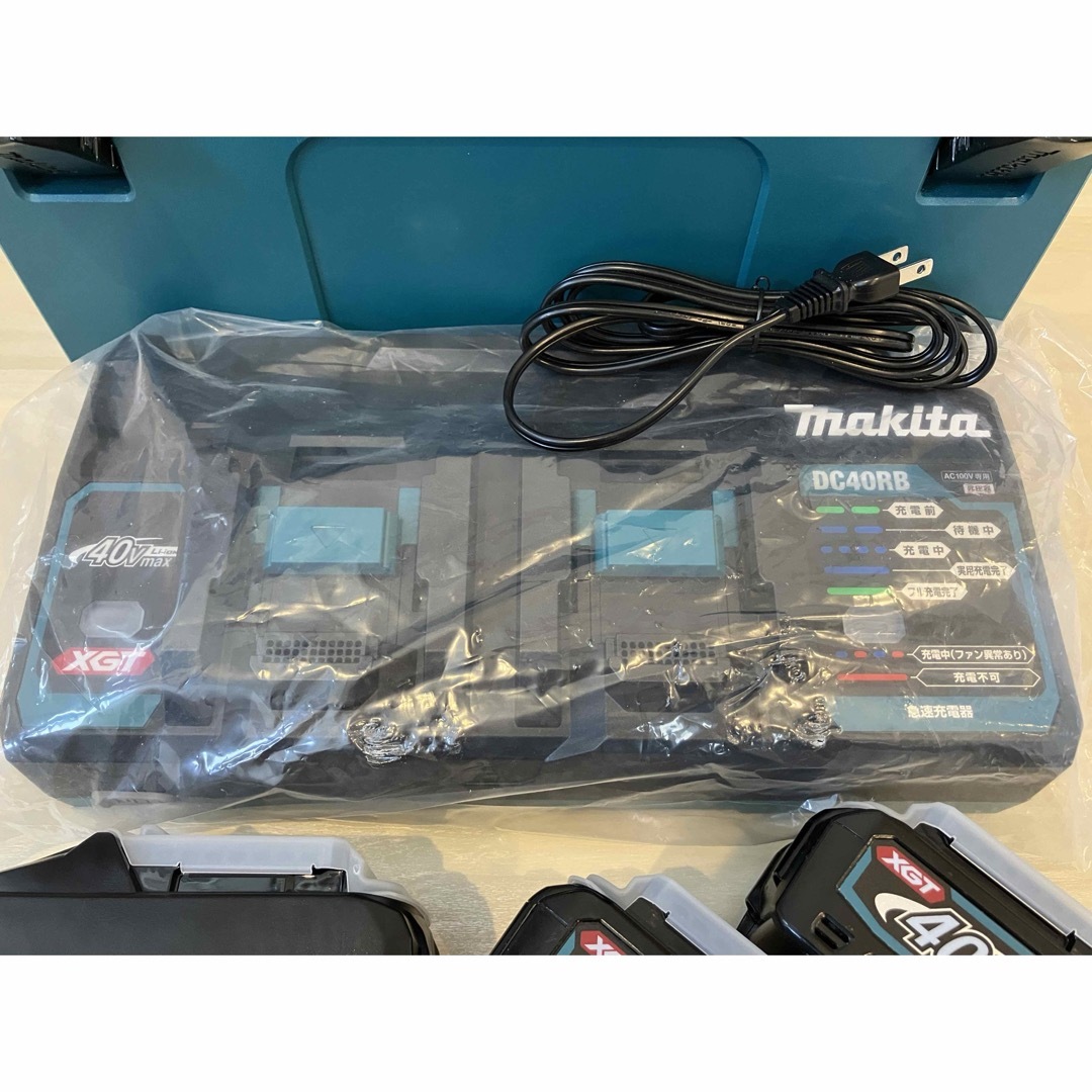 Makita(マキタ)のマキタ DC40RB 2口急速充電器 40Vmax バッテリー3個 純正ケース インテリア/住まい/日用品のインテリア/住まい/日用品 その他(その他)の商品写真