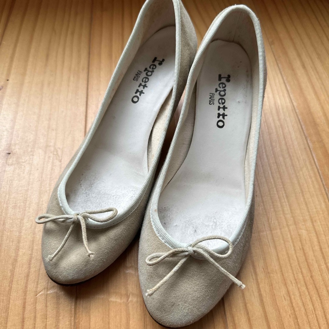 repetto(レペット)のrepetto リボン付き アーモンドトゥ ピンヒール 38 ピンクベージュ レディースの靴/シューズ(ハイヒール/パンプス)の商品写真