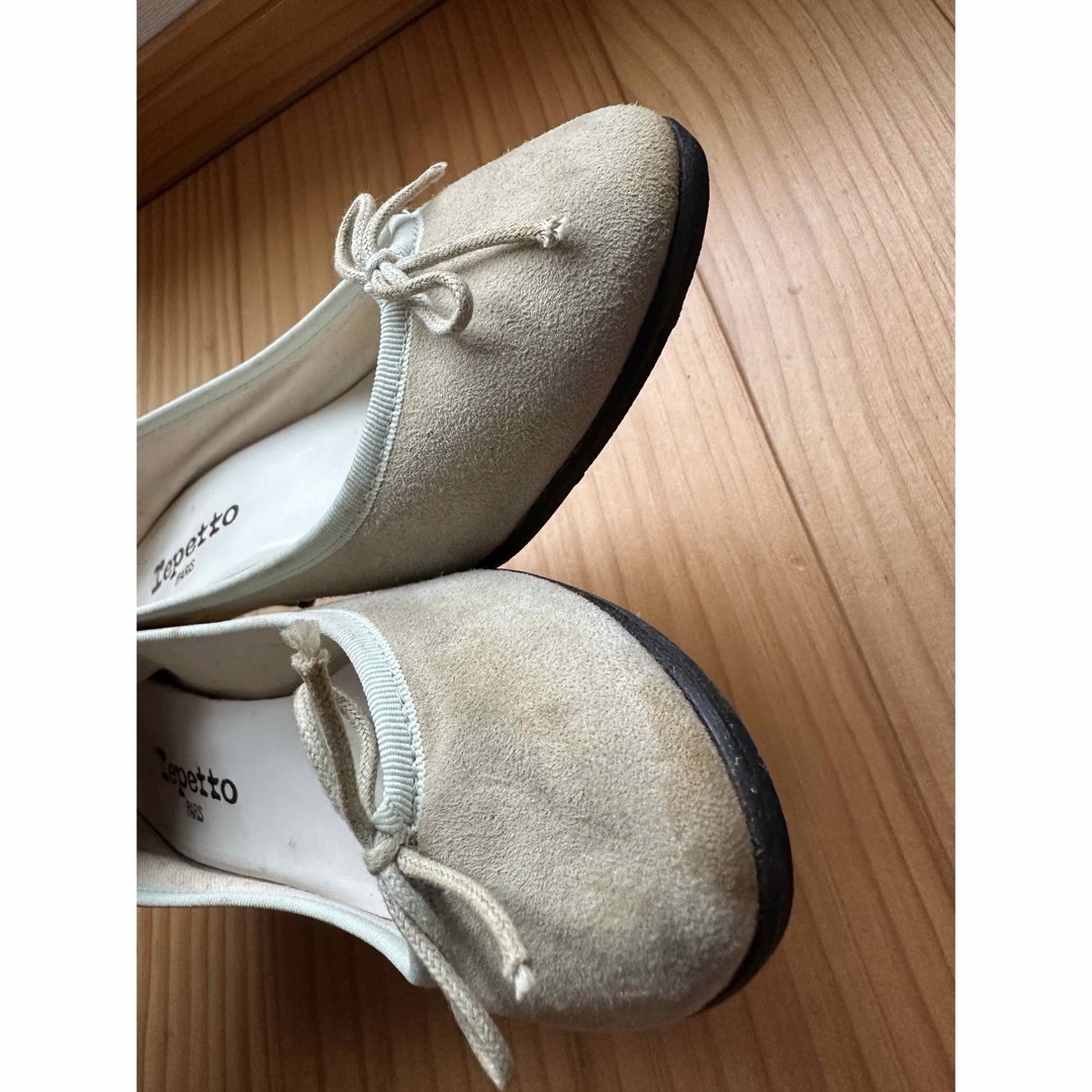 repetto(レペット)のrepetto リボン付き アーモンドトゥ ピンヒール 38 ピンクベージュ レディースの靴/シューズ(ハイヒール/パンプス)の商品写真