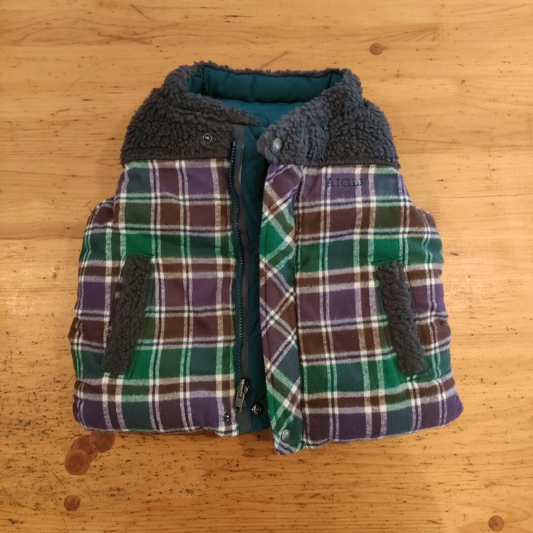 AIGLE(エーグル)のAIGLEリバーシブルダウンベスト キッズ/ベビー/マタニティのキッズ服男の子用(90cm~)(ジャケット/上着)の商品写真