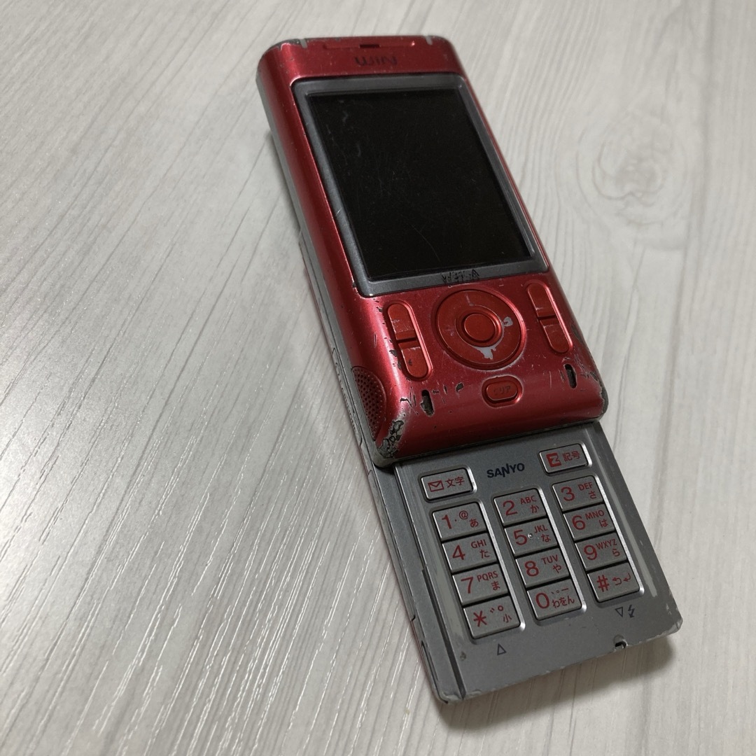 au(エーユー)のSANYO au WIN W31SA ガラケー 赤 NOKIA vodafone スマホ/家電/カメラのスマートフォン/携帯電話(携帯電話本体)の商品写真