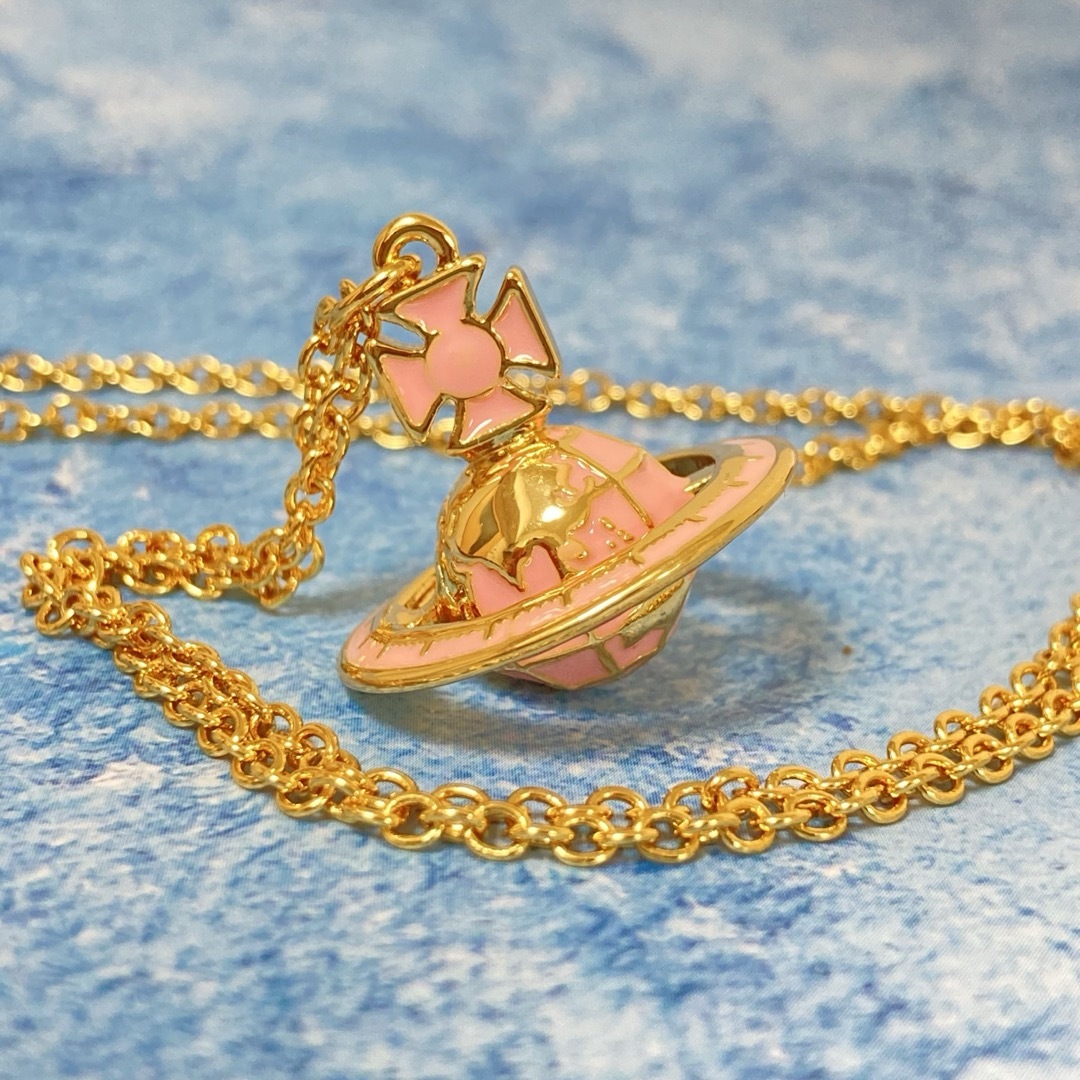 Vivienne Westwood(ヴィヴィアンウエストウッド)のヴィヴィアン　ガリレオオーブネックレス　ゴールド×ピンク レディースのアクセサリー(ネックレス)の商品写真