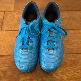 アンブロ(UMBRO)のumbro 靴 フットサルシューズ 室内用 22cm 水色 【中古】(シューズ)