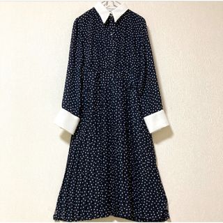 ザラ(ZARA)の昭和レトロなとんがり白襟のモノトーンドットプリントロングプリーツワンピース(ロングワンピース/マキシワンピース)