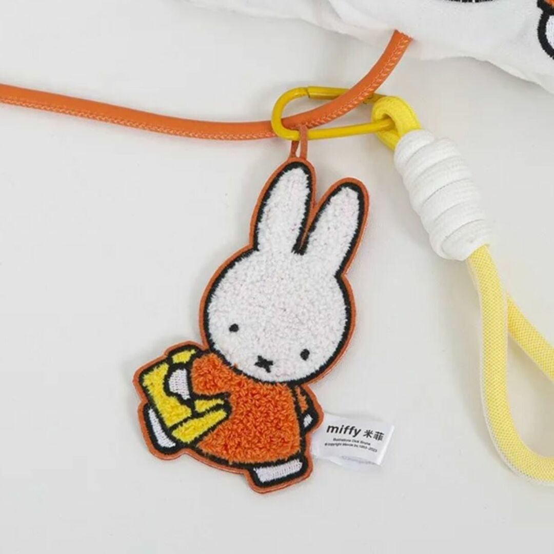 miffy(ミッフィー)のミッフィー　もこもこ刺繍キーホルダー　miffy 日本未発売　タイプ1 エンタメ/ホビーのアニメグッズ(キーホルダー)の商品写真