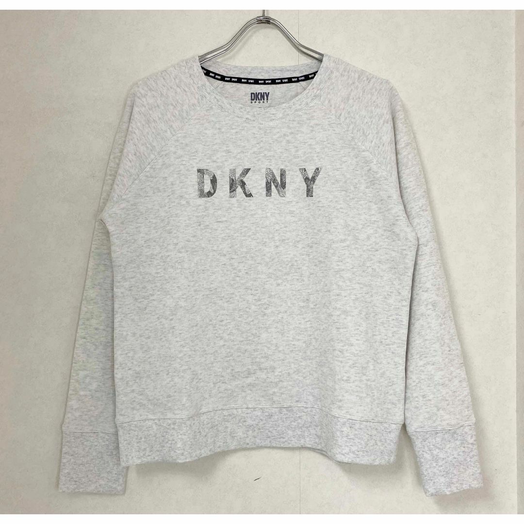 DKNY(ダナキャランニューヨーク)の新品 XL ★ DKNY レディース ロゴトレーナー 裏起毛 カモフラ キラキラ レディースのトップス(トレーナー/スウェット)の商品写真