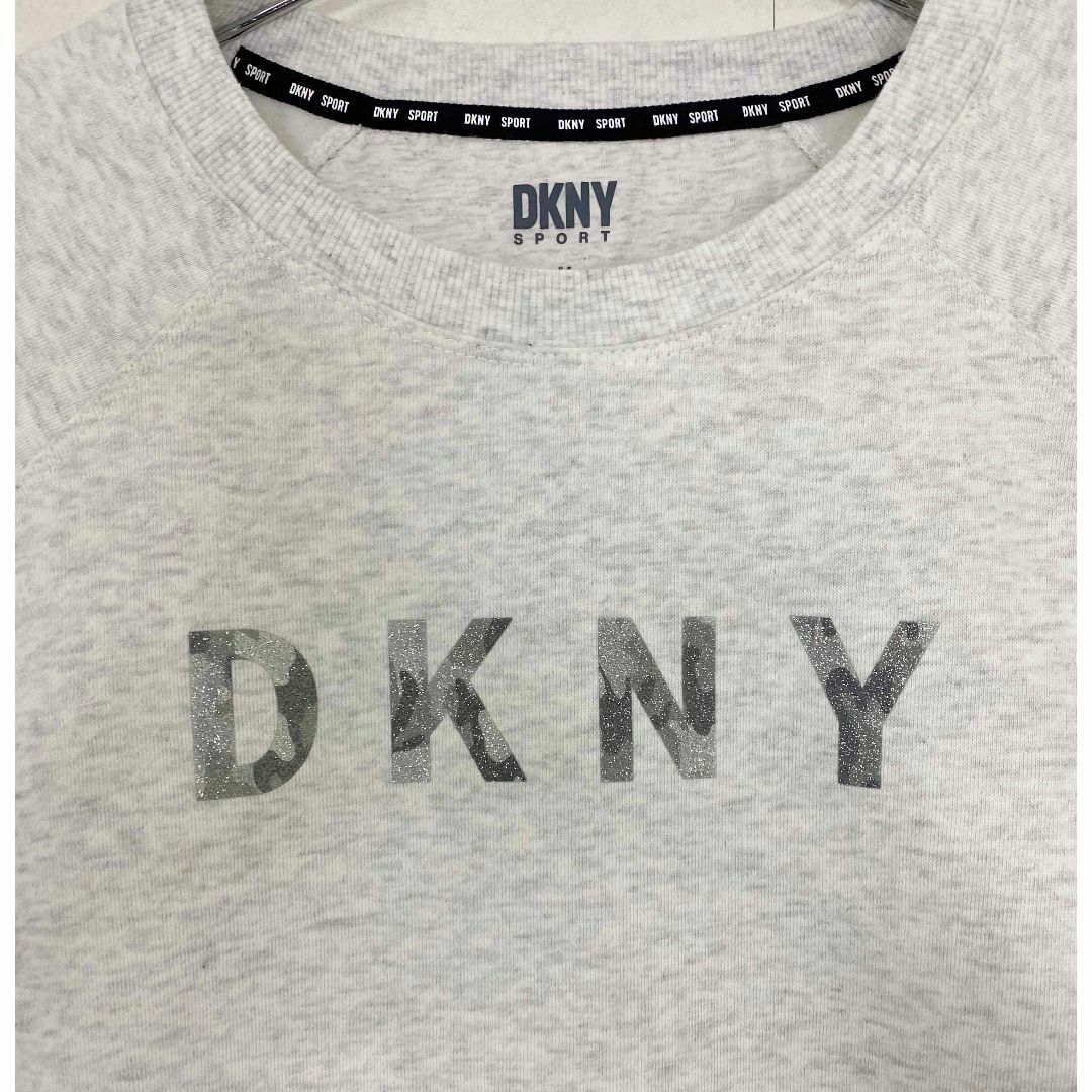 DKNY(ダナキャランニューヨーク)の新品 XL ★ DKNY レディース ロゴトレーナー 裏起毛 カモフラ キラキラ レディースのトップス(トレーナー/スウェット)の商品写真