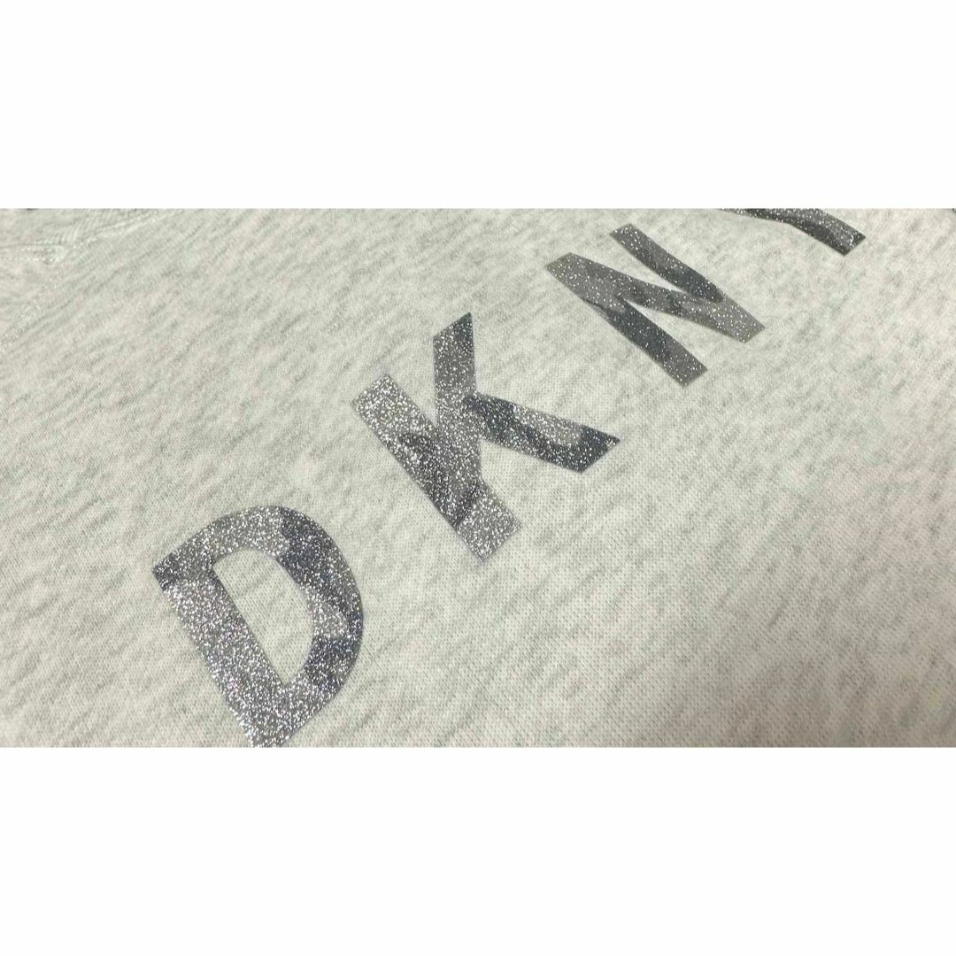 DKNY(ダナキャランニューヨーク)の新品 XL ★ DKNY レディース ロゴトレーナー 裏起毛 カモフラ キラキラ レディースのトップス(トレーナー/スウェット)の商品写真