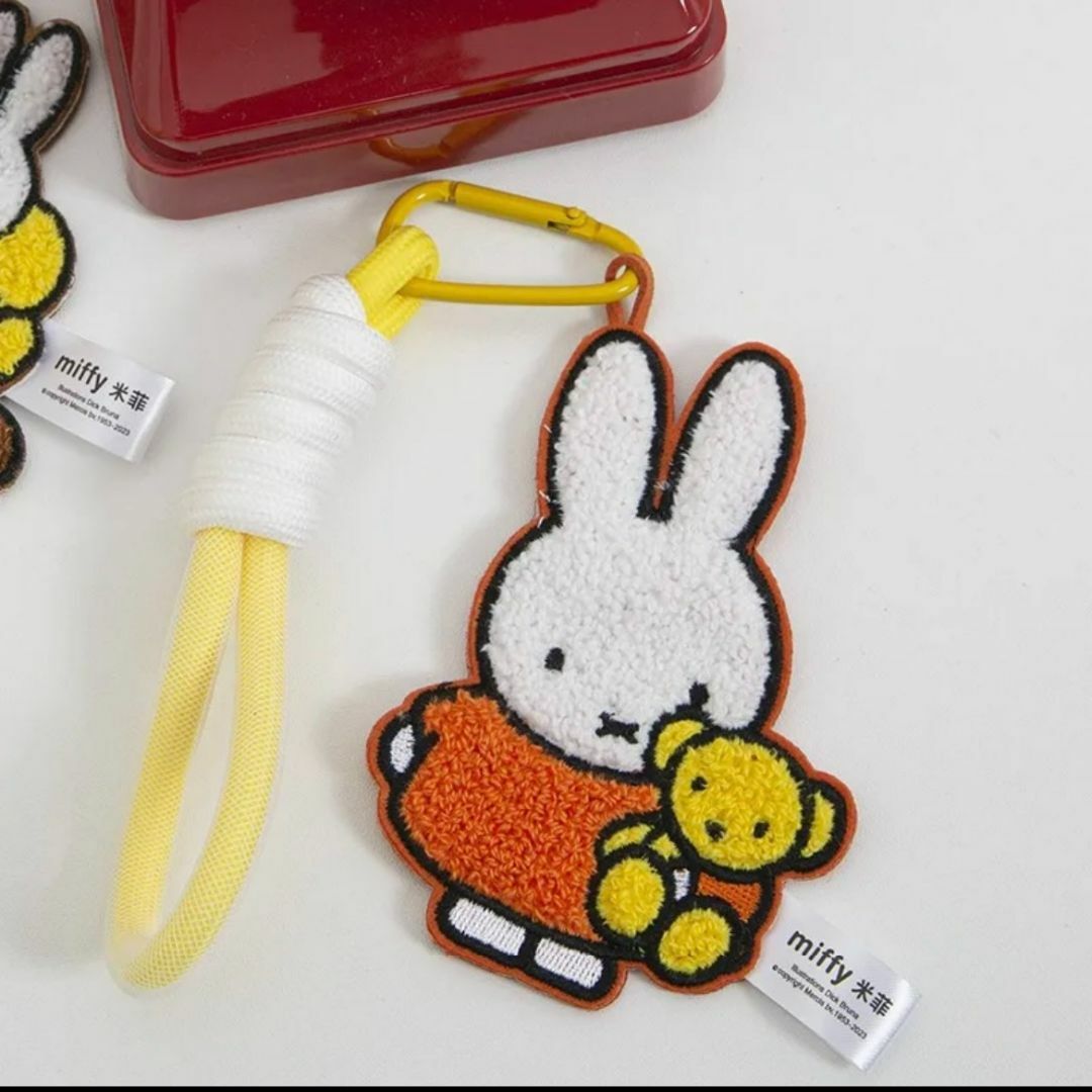 miffy(ミッフィー)のミッフィー　もこもこ刺繍キーホルダー　miffy 日本未発売　タイプ2 エンタメ/ホビーのアニメグッズ(キーホルダー)の商品写真