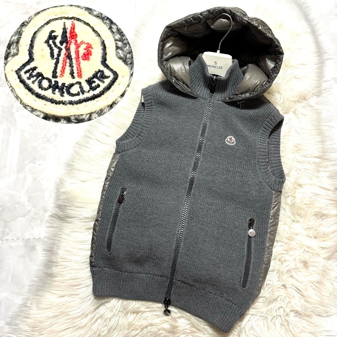 MONCLER(モンクレール)の本物 美品 モンクレール フード付 ニット切替 ダウンベスト S グレー メンズのジャケット/アウター(ダウンベスト)の商品写真