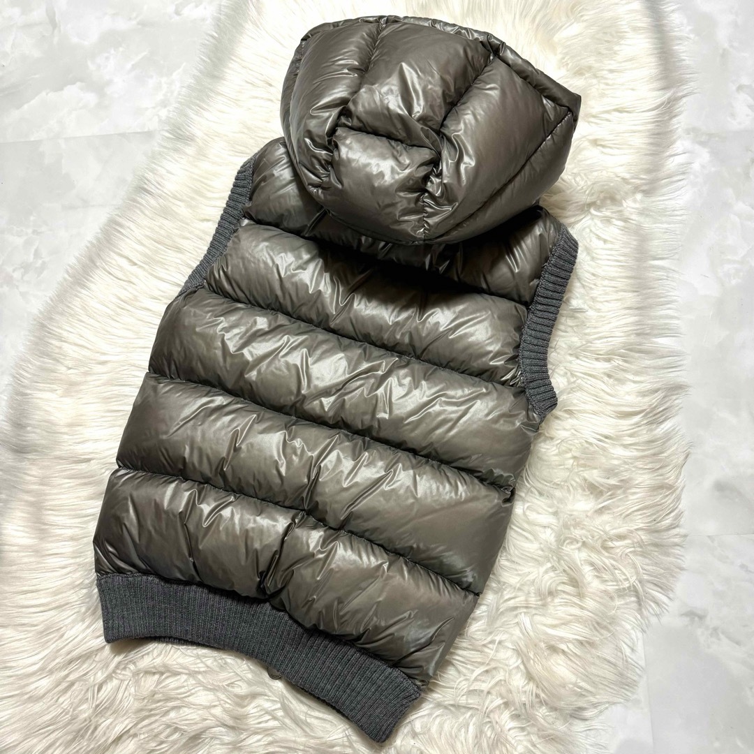 MONCLER(モンクレール)の本物 美品 モンクレール フード付 ニット切替 ダウンベスト S グレー メンズのジャケット/アウター(ダウンベスト)の商品写真