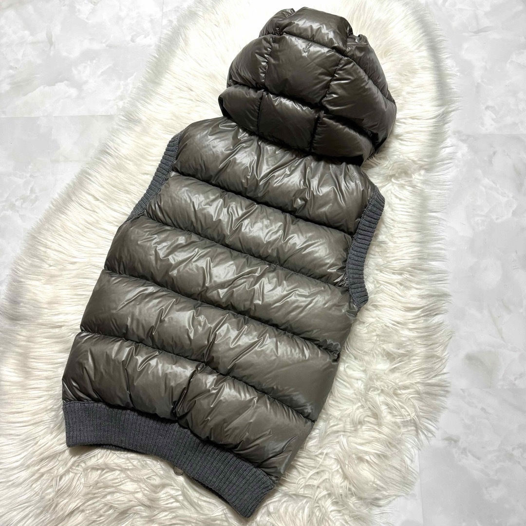 MONCLER(モンクレール)の本物 美品 モンクレール フード付 ニット切替 ダウンベスト S グレー メンズのジャケット/アウター(ダウンベスト)の商品写真